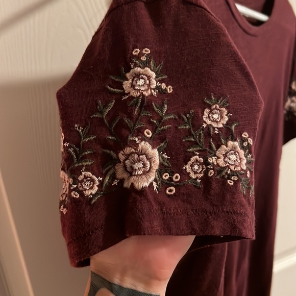 Cute t-shirt with embroidered detail - Picture 2 of 4